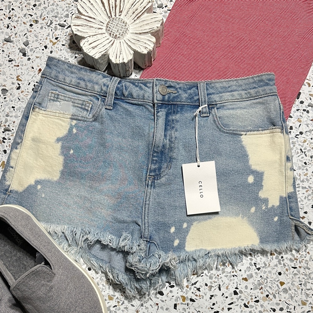 NWT Cello Bleached Blue Distress High Rise Jean Shorts size Large